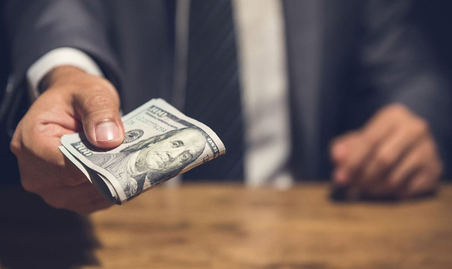 В Умани полицейского поймали на взятке в 500 долларов: пытался их съесть