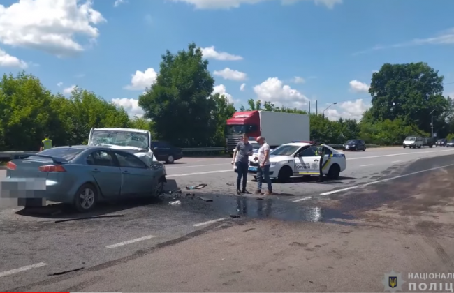 Микроавтобус влетел в легковушку на встречке: пострадал ребенок