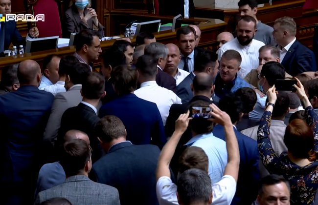 У Верховній Раді сталась бійка: довелось оголосити перерву, фото