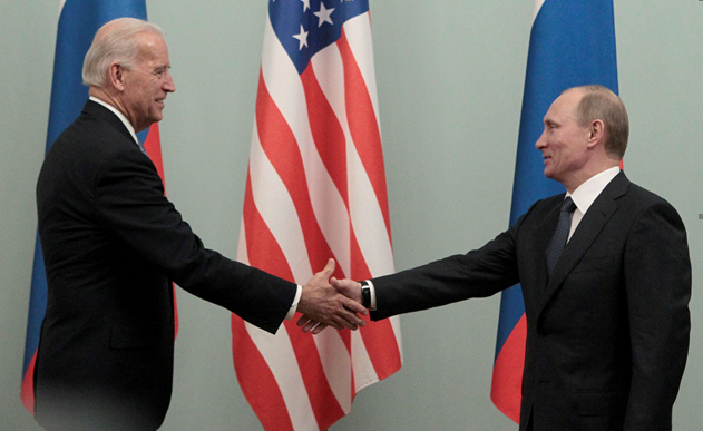 Анализ: Байден выступает против России и подталкивает союзников к тому, чтобы загнать Путина в угол