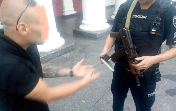 В Одессе возле мэрии мужчина открыл стрельбу: подробности