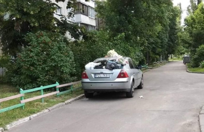 Киевляне наказали «героя парковки» на «евробляхе», фото