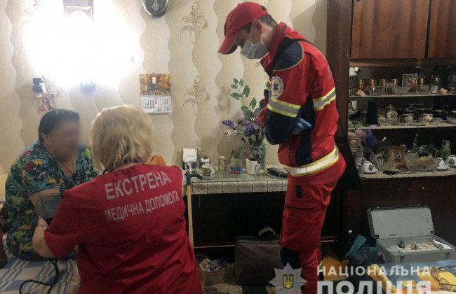 Выпил и решил умереть: полиция спасла самоубийцу, который после прыжка завис на балконе четвертого этажа