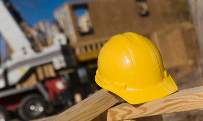 В Киеве рабочему на стройплощадке упал на голову кирпич