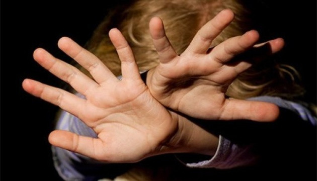 В киевской школе учительница избила ребенка с аутизмом: делом займется полиция