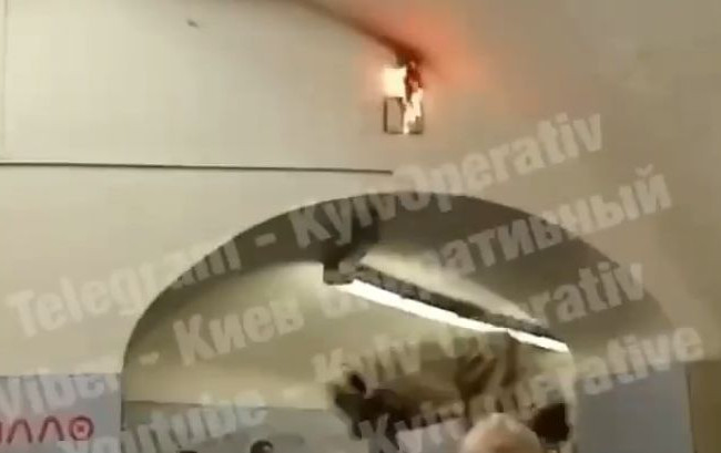 Тушили шваброй: в киевском метро произошел пожар, видео