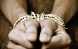 Експоліцейський давав неправдиві свідчення, прикриваючи напарника у справі про катування