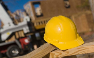 В Киеве рабочему на стройплощадке упал на голову кирпич