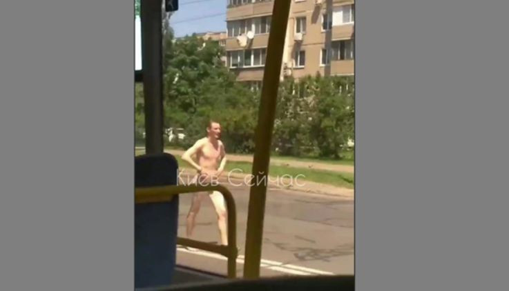В Киеве на дороге заметили мужчину без одежды