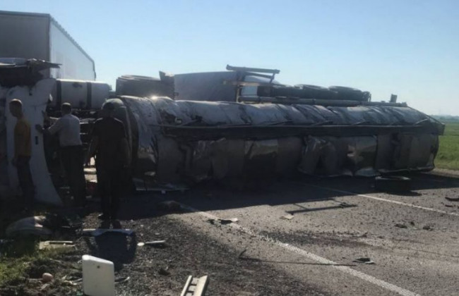 Серьезное ДТП на трассе Киев – Чоп: перевернулась автоцистерна, фото