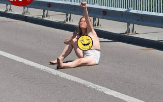 По дороге киевского Гидропарка опять гуляет голая девушка