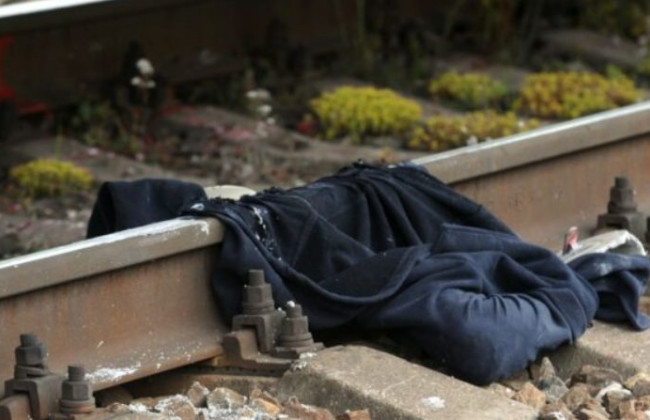 Под Киевом поезд насмерть сбил парня, видео