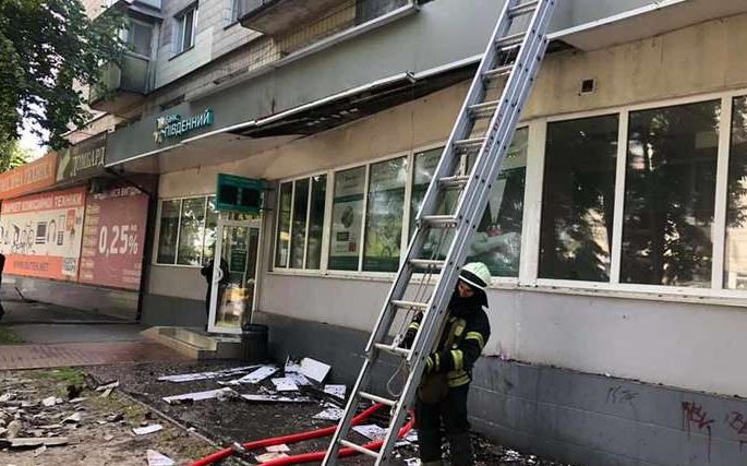 У Києві сталася пожежа у відділенні банку: що відомо