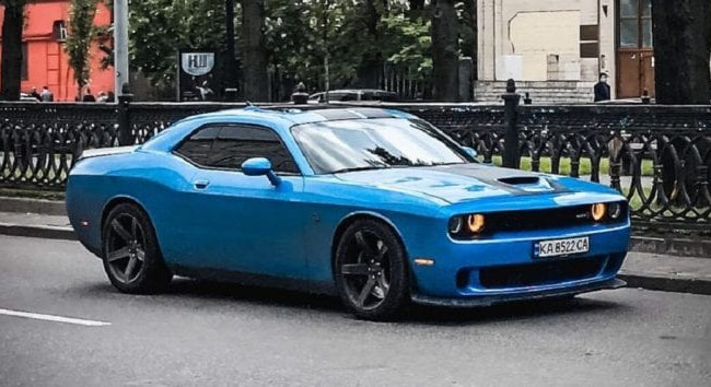 В Киеве заметили крутой суперкар Dodge Challenger