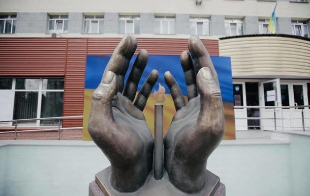 В Киеве открыли памятник медикам, которые умерли от COVID-19
