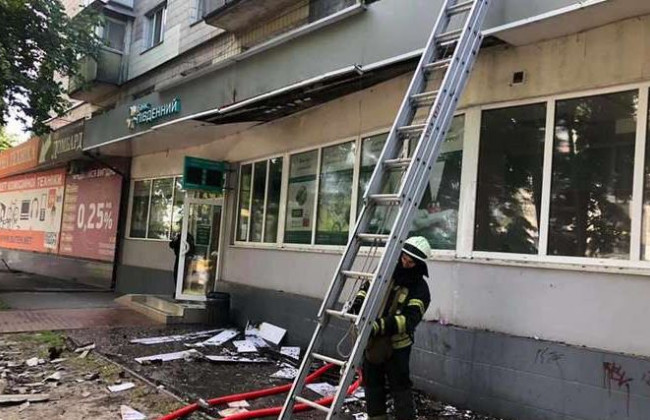 У Києві сталася пожежа у відділенні банку: що відомо
