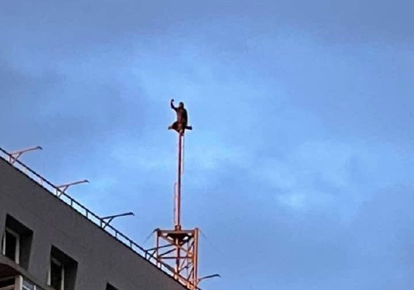 Все ради селфи: в Киеве мужчина забрался на сигнальную вышку многоэтажки