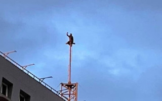 Все ради селфи: в Киеве мужчина забрался на сигнальную вышку многоэтажки