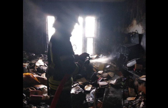 В Киеве во время тушения пожара в квартире спасли мужчину