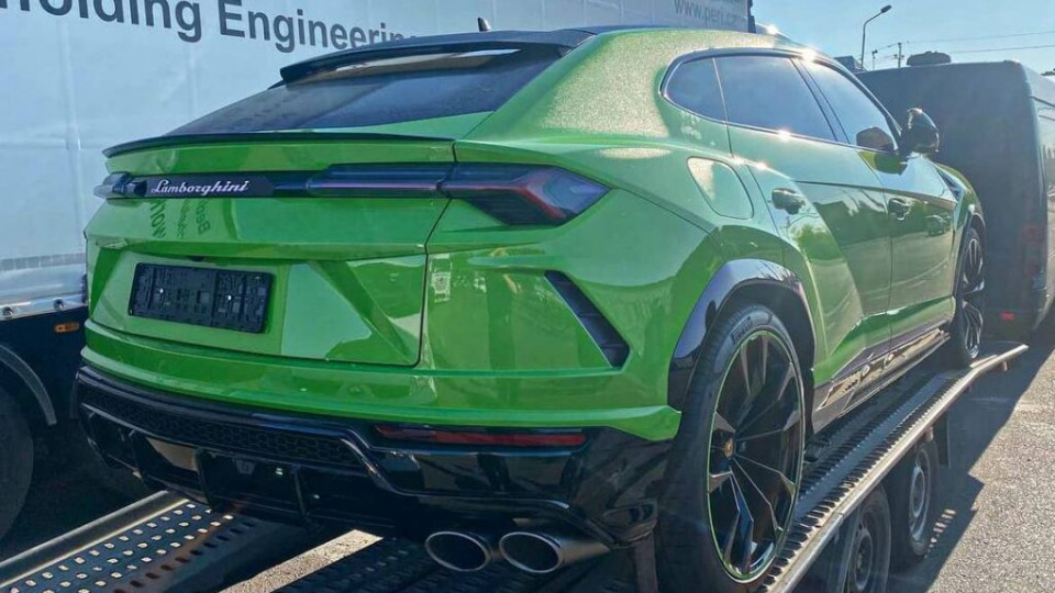 В Украину привезли эксклюзивный кроссовер Lamborghini
