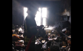 В Киеве во время тушения пожара в квартире спасли мужчину