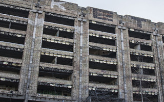 В Киеве ребенок упал с недостроя