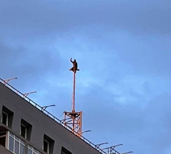 Все ради селфи: в Киеве мужчина забрался на сигнальную вышку многоэтажки