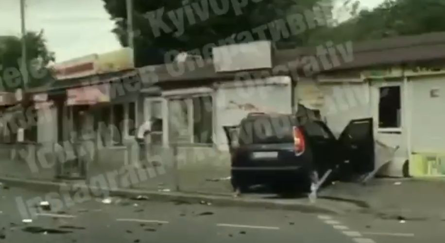 Проехал на «красный»: в Киеве произошло серьезное ДТП с участием такси, видео