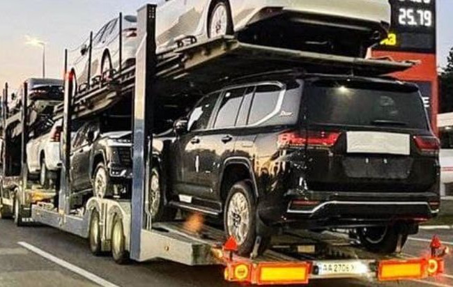 В Киеве заметили новые Toyota Land Cruiser 300, фото