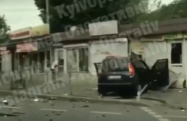 Проехал на «красный»: в Киеве произошло серьезное ДТП с участием такси, видео