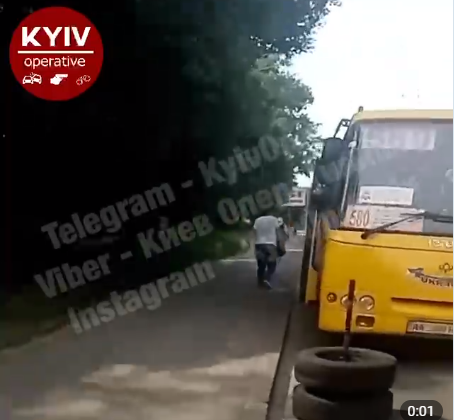 В Киеве маршрутку ремонтировали во время движения