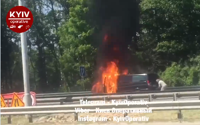 В Киеве посреди трассы на ходу загорелся бус