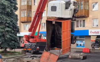 Грузовик ушел под асфальт на том месте, которое должен был ремонтировать