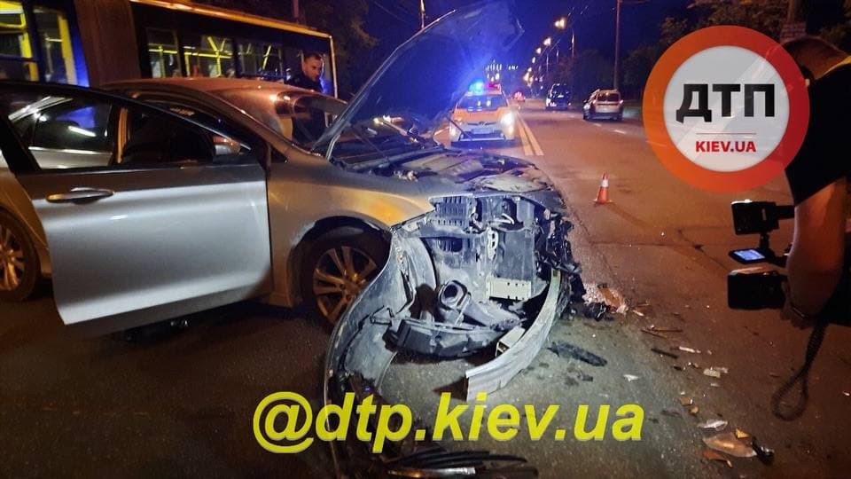 Ужасное ДТП: в Киеве иномарка вылетела на пешеходную зону