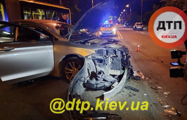 Ужасное ДТП: в Киеве иномарка вылетела на пешеходную зону