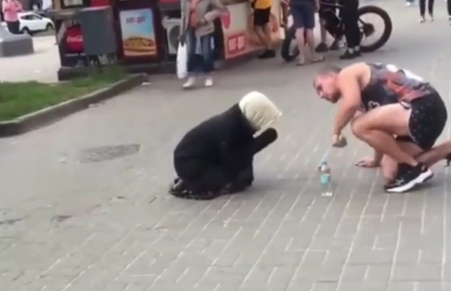 В столице «старушка-попрошайка» оказалась усатым мужчиной: видео