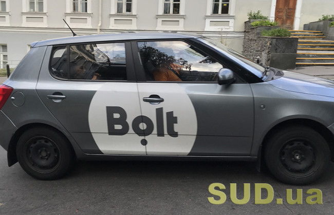 Под Киевом заметили «затонувший» автомобиль такси, видео