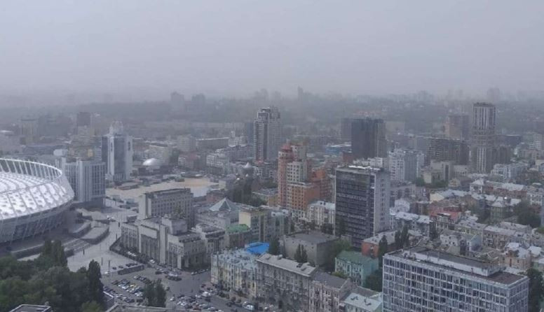 Киев накрыла пылевая буря: небо затянуло смогом, а в воздухе летает песок