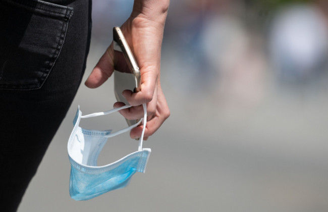 Италия скоро отменит требование использовать маски на улице