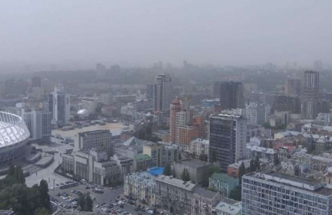 Киев накрыла пылевая буря: небо затянуло смогом, а в воздухе летает песок