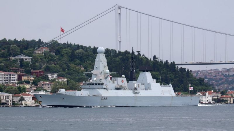 Российские военные открыли предупредительный огонь по курсу движения британского эсминца