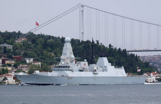 Российские военные открыли предупредительный огонь по курсу движения британского эсминца