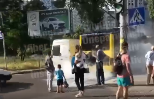 В Киеве прямо на дороге загорелся троллейбус: пожар тушили своими силами