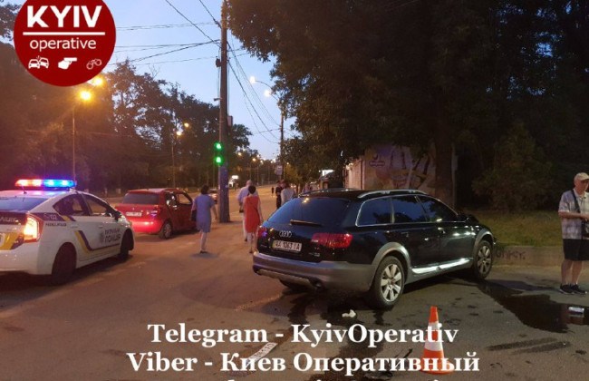 Масштабна ДТП в Києві: авто під час зіткнення знесло пішоходів на тротуарі