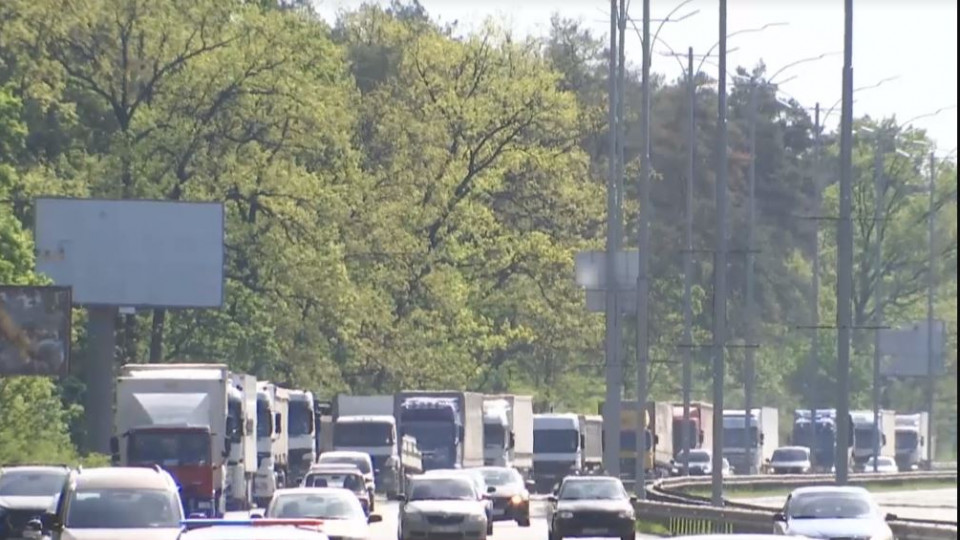 В'їзд вантажівок в Київ заборонили: що відомо