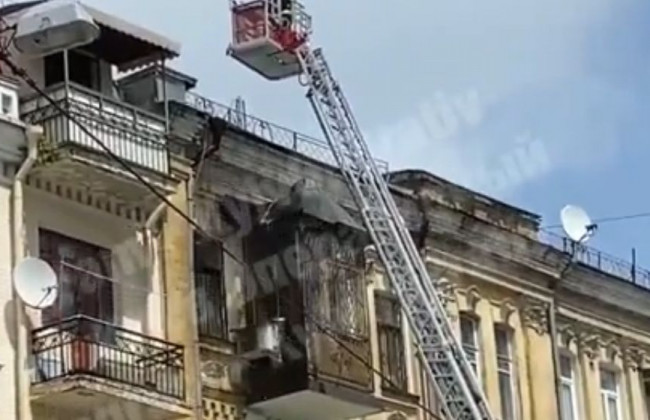 В Киеве вспыхнула крыша многоэтажки, видео
