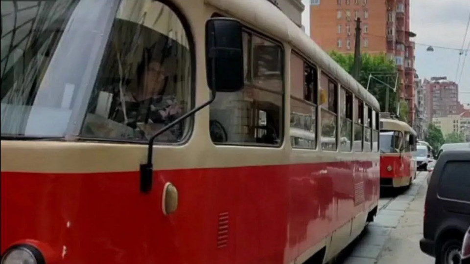 В Киеве «героиня парковки» заблокировала движение трамваев