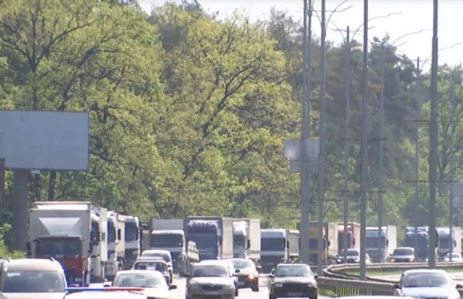 В'їзд вантажівок в Київ заборонили: що відомо