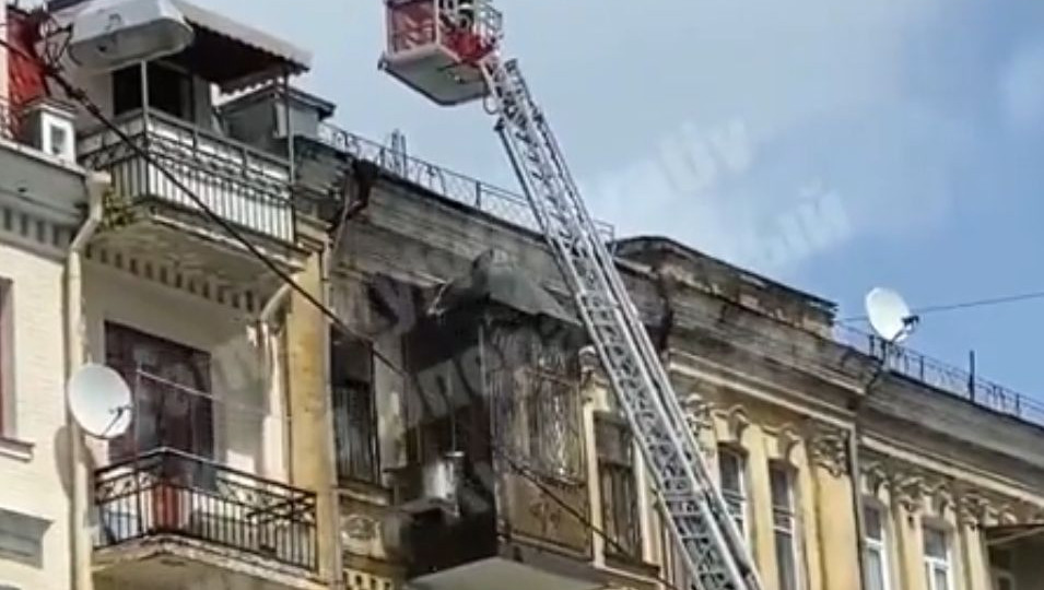 В Киеве вспыхнула крыша многоэтажки, видео