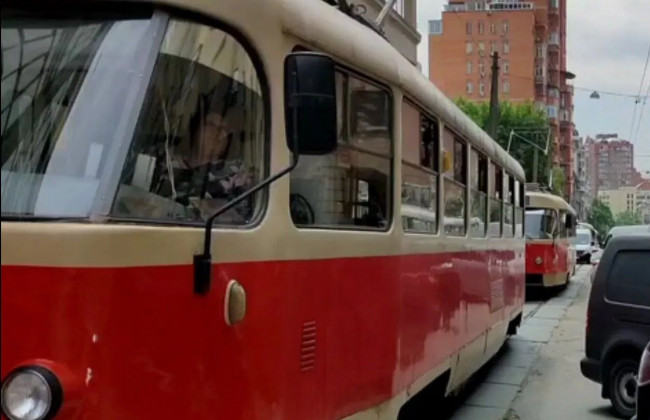 В Киеве «героиня парковки» заблокировала движение трамваев